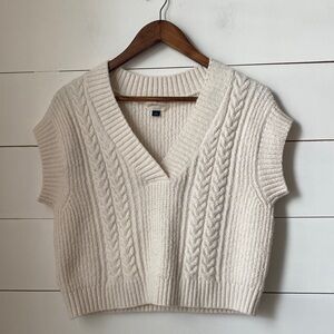 Universal Thread Women's V-Neck Sweater Vest - Cream
